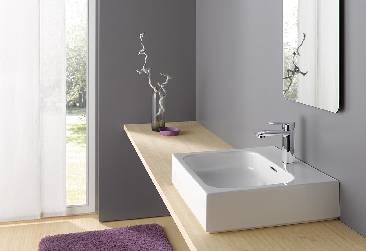 Απεικονίζεται η μπαταρία τοποθετημένη σε ένα μπάνιο